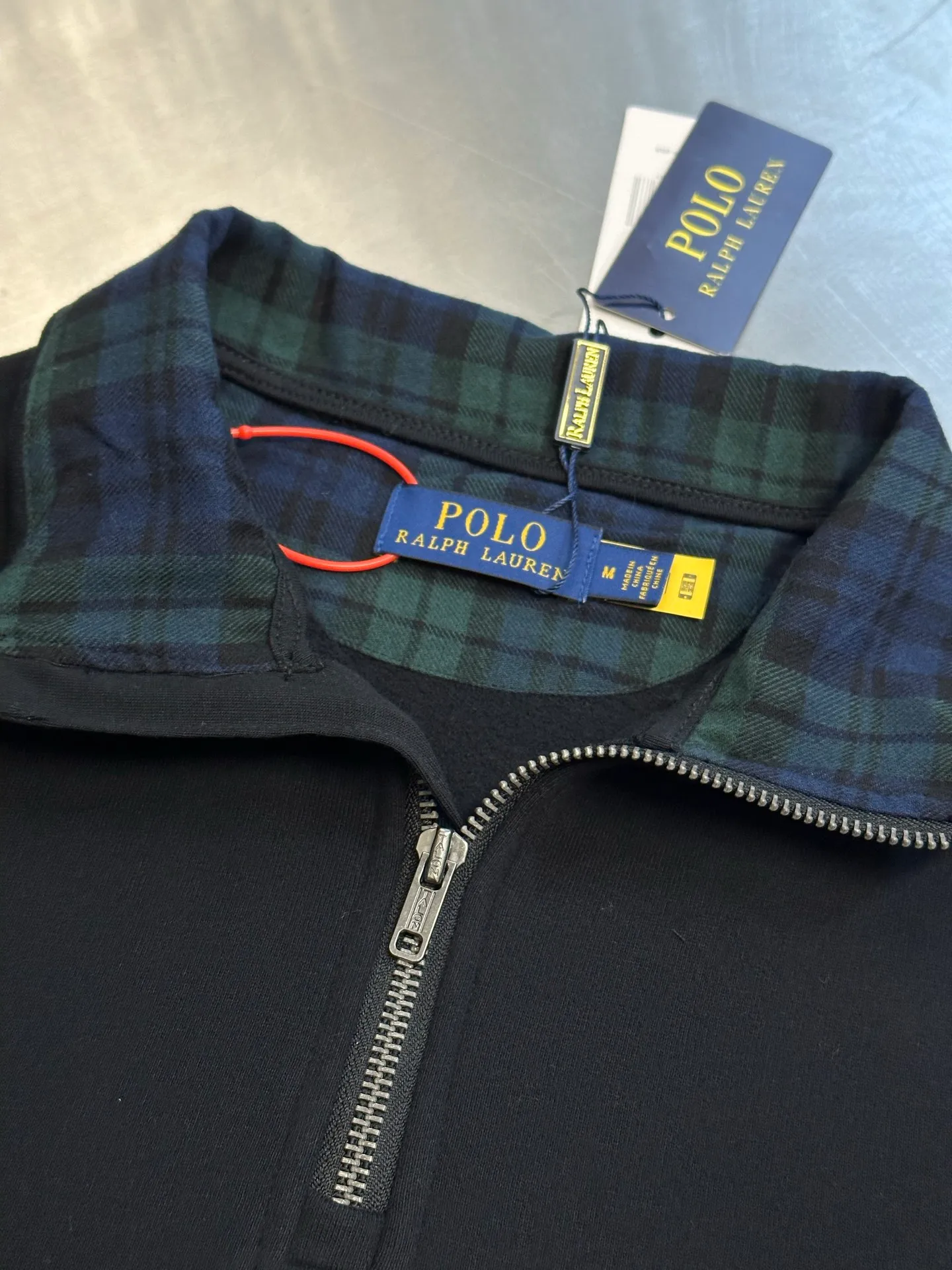 P370 Ralph Lauren gold embroidered half turtleneck sweatshirt, custom-made with elegant fine cotton velvet feel, plaid twill trim on the neckline, and exquisite gold pony logo embellishment, it has its own focus and is fully recognizable.  It adopts imported machine embroidery technology, advanced computer control system and precision mechanical components to realize the pony logo embroidery operation. The fabrics have been washed, so they have a better feel and texture and are not easily deformed.  size：s m l xl